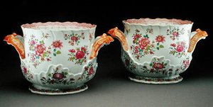 Een paar famille rose wijnkoelers, c.1775 door Qing Dynasty Chinese School