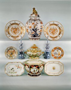 Imari balustervaas; Rose-verte wapenschaal, ca. 1724; Famille rose bommeterrine en deksel; Twee blauw-witte tulpenvazen; Famille Rose wapenschaal; Imari bord door Cornelius Prenk; Famille Rose rechthoekige schaal; Famille Rose zeshoekige jardinière