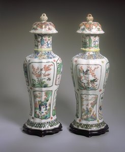 Paar Chinese Export Famille Verte Vazen en Deksel, Kangxi periode (1662-1722) door Qing Dynasty Chinese School
