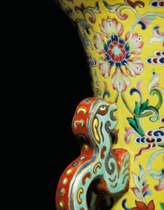 Detail (Een van een Paar Keizerlijke Famille Rose Vazen)