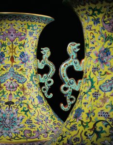 Detail van een paar keizerlijke Famille Rose vazen