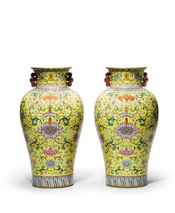 Paar vazen met gele ondergrond en famille rose decor