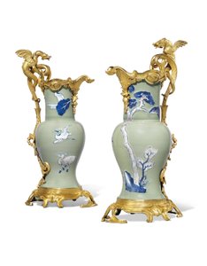 Een paar Louis XV kannen, porselein 1662-1722, monturen ca. 1745-49