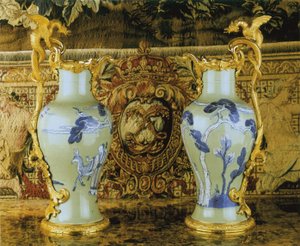 Een paar Louis XV kannen, porselein 1662-1722, monturen c.1745-49 (verguld porselein)