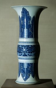 Blauw-witte porseleinen vaas door Qing Dynasty   Kangxi Period Chinese School
