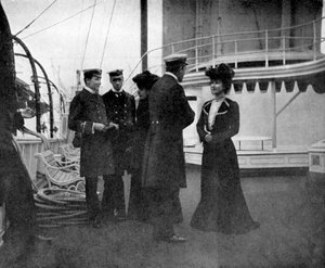 Een groep op het koninklijke jacht Victoria en Albert III in Kopenhagen, Zweden, 1908 door Queen Alexandra