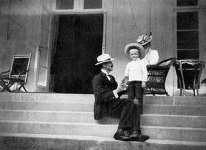 Koning Haakon VII van Noorwegen, zijn zoon Olav en Prinses Victoria in Bygdøy, Noorwegen, 1908