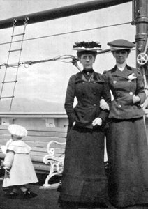Prins Olav 1903-1991 met Lady Antrim en Miss Knollys, 1908