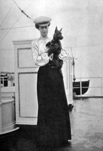Prinses Victoria 1868-1935 met Mac aan boord van het koninklijk jacht Victoria en Albert III, 1908