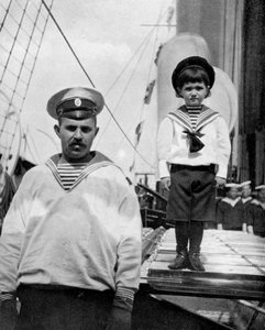 De kleine tsarevitsj met zijn zeilvriend, 1908