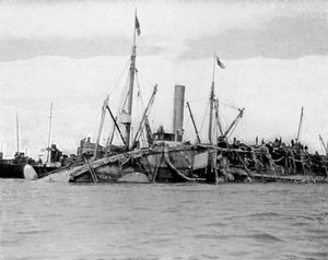 Het lichten van HMS Gladiator, 1908 door Queen Alexandra