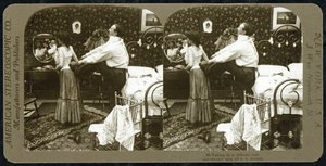 Stereoscopische kaart die een vrouw toont die in een korset wordt geregen, uitgegeven door de American Stereoscopic Company door R.Y Young