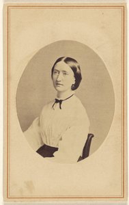 [Ongeïdentificeerde vrouw, zittend]. door R. A. Lord