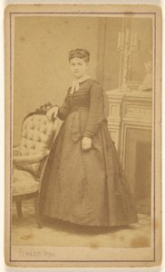 [Ongeïdentificeerde vrouw, staand] door R. Girard
