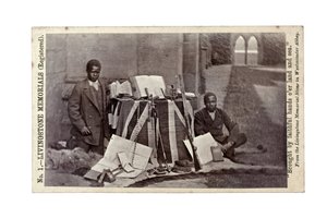 James Chuma en Abdullah Susi met David Livingstone-artefacten, Newstead Abbey, Engeland, juni 1874