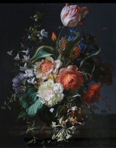 Bloemen in een glazen vaas met een tulp