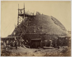 Sanchi stupa vanuit het zuidwesten tijdens reparaties