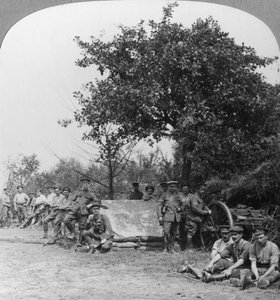 Een batterij van de Koninklijke Veldartillerie geniet van een paar uur rust in een bos, Eerste Wereldoorlog, ca. 1914-ca. 1918