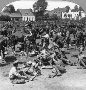 Britse cavalerietroepen rusten in een Frans dorp, Eerste Wereldoorlog, ca. 1914-ca. 1918