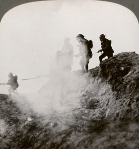 Britse soldaten die oprukken onder dekking van gas en rook, Frankrijk, Eerste Wereldoorlog, 1916 door Realistic Travels Publishers