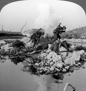 Britse soldaten in actie bij het Crozat-kanaal, Frankrijk, Eerste Wereldoorlog door Realistic Travels Publishers