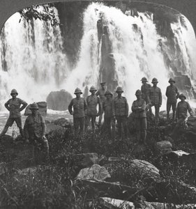 Britse troepen verfrissen zich bij een waterval, Afrika, Eerste Wereldoorlog, ca. 1914-1918 door Realistic Travels Publishers