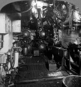 Vier torpedobuizen in het voorste compartiment van een Duitse U-boot, Eerste Wereldoorlog, 1918