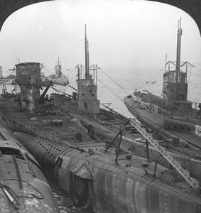 Duitse onderzeeërs vastgelegd in een kanaalhaven, ca. 1918-ca. 1919