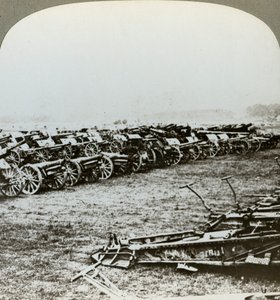 Honderden Duitse kanonnen veroverd bij Couralette, Frankrijk, Slag om de Somme, Eerste Wereldoorlog, 1916 door Realistic Travels Publishers
