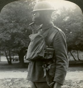 Infanterie uitgerust met de nieuwste gasmaskers en stalen helmen, Eerste Wereldoorlog, 1915-1918 door Realistic Travels Publishers