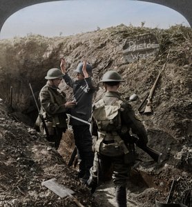 Ondervraging van een Duitse gevangene om informatie te verkrijgen, Eerste Wereldoorlog, 1914-1918