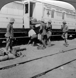 Gewonde soldaten op een hospitaaltrein laden, Oost-Afrika, Eerste Wereldoorlog, 1914-1918