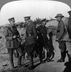 Lord Kichener beoordeelt de situatie bij Gallipolli met ANZAC-officieren, Eerste Wereldoorlog, 1915-1916 door Realistic Travels Publishers