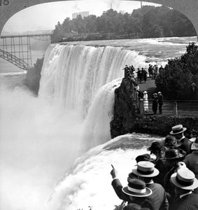 Niagara Falls vanaf Goat Island, New York, VS door Realistic Travels Publishers