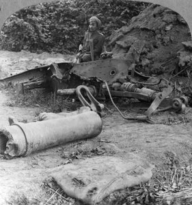 Verwoeste resten van een ongelukkige houwitser opgeblazen door een directe Duitse treffer, Eerste Wereldoorlog, c1914-c1918