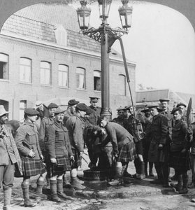 Soldaten vullen hun waterflessen bij de stadspomp La Gorgue, Frankrijk, Eerste Wereldoorlog, ca. 1914-ca. 1918 door Realistic Travels Publishers