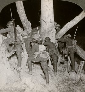 Soldaten verlaten een loopgraaf voor een nachtelijke aanval bij Messines, België, Eerste Wereldoorlog, 1914-1918 door Realistic Travels Publishers