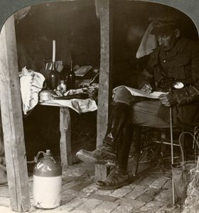Staf officier in een schuilplaats bestudeert details voor een offensief, Eerste Wereldoorlog, 1914-1918 door Realistic Travels Publishers
