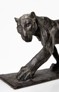 Panter lopend, achterpoot opgetild, c.1904