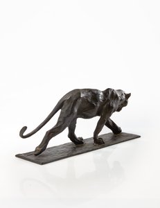 Panter lopend, achterpoot opgetild, ca. 1904