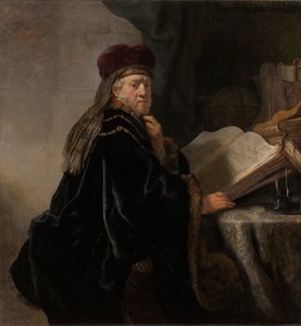 Een geleerde zittend aan een bureau