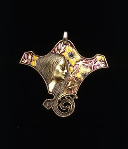 Een hanger met een jonge maagd door Rene Jules Lalique