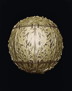 Boule de Gui, een groen gekleurde hanglamp door Rene Jules Lalique