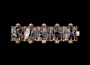 Armband met gouden, glazen, geëmailleerde en chalcedoon uilen en bladeren door Rene Jules Lalique