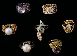 Gouden, zilveren en koperen ringen met email, opaal, parels, amethisten en briljante diamanten door Rene Jules Lalique