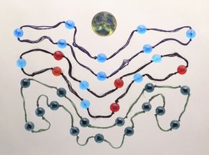 Drie strengen gekleurd glas en een gevormde matglazen broche (