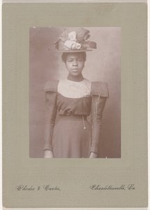 Portret van een vrouw,c. 1910 (foto) door Rhodes & Carter
