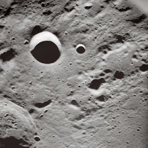 Lange schaduwen op het maanoppervlak