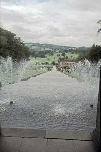 Chatsworth House vanaf de top van de Cascade, Derbyshire, c1980s