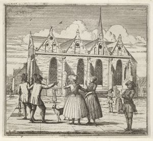 Mannen en vrouwen op een plein bij de Grote Kerk te Leeuwarden